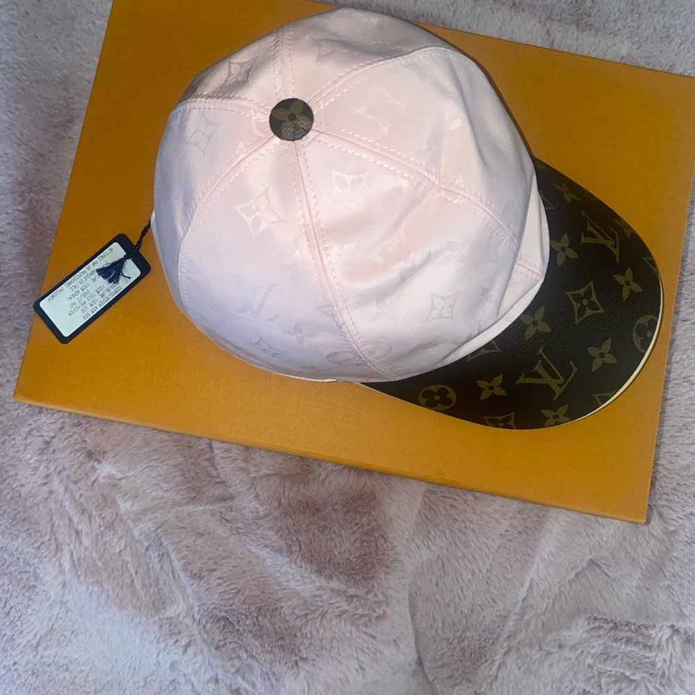 LOUIS VUITTON PINK HAT - Picture 3 of 7